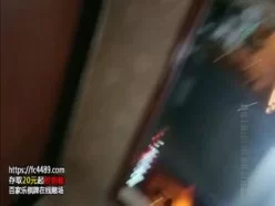 猜猜这是哪红灯一条街站街妹居然坐在马路中间拉客哒哒哥带你体验如何搭讪妹纸开房啪啪[01:44:01]